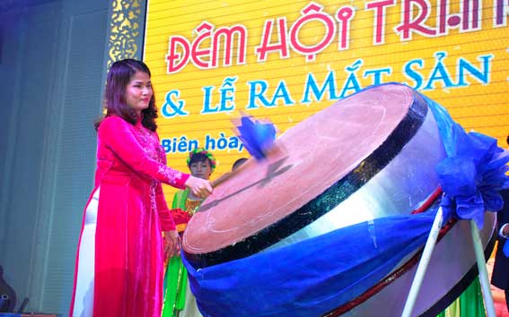 Bà Lê Thị Minh Phượng, Giám đốc Bảo Việt Nhân thọ Đồng Nai đánh trống khai trương gói sản phẩm bảo hiểm mới