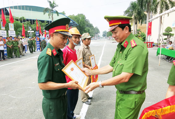 Đại tá Văn Quyết Thắng, Giám đốc Cảnh sát PCCC tỉnh trao giấy khen cho các đội có thành tích xuất sắc.