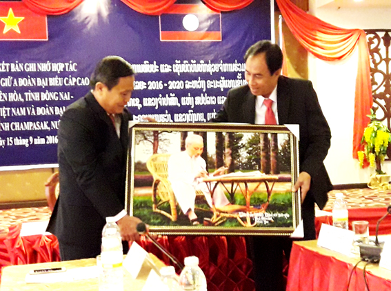 Bí thư Thành ủy Biên Hòa Lê Văn Dành trao quà lưu niệm cho lãnh đạo huyện Pakse.