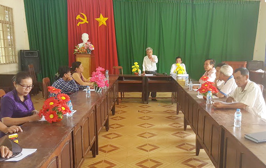 Sáng 17-9, người dân xã Phú Hòa đến tham dự buổi phổ biến, tư vấn và hỗ trợ pháp lý chỉ hơn chục người