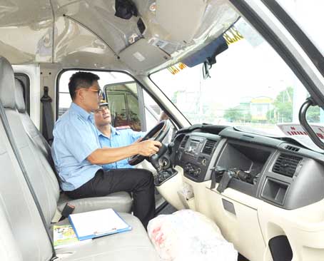 Lực lượng Thanh tra giao thông và đăng kiểm viên của Trung tâm Đăng kiểm xe cơ giới Đồng Nai kiểm tra tình trạng kỹ thuật của ô tô chở khách tại Bến xe Biên Hòa. Ảnh: T.Hải