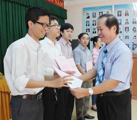 Giám đốc Sở Y tế Huỳnh Minh Hoàn trao quyết định phân công công tác của tỉnh cho một bác sĩ học chương trình đào tạo theo địa chỉ của tỉnh vào tháng 1-2016. Ảnh: N.Thư
