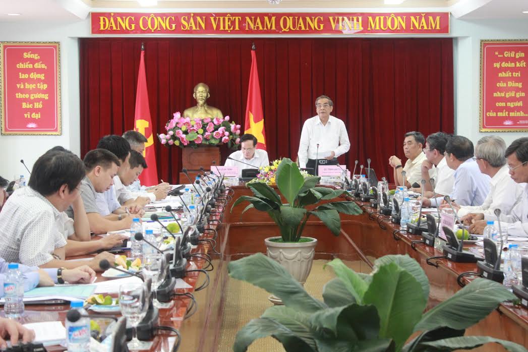 Đồng chí Trần Văn Tư, Phó bí thư thường trực Tỉnh ủy phát biểu tại cuộc họp