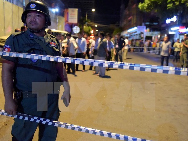 Cảnh sát phong tỏa khu vực xảy ra vụ nổ ở Phnom Penh tối 6/9. (Nguồn: AFP/TTXVN)
