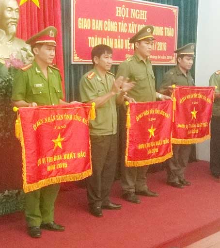 Đại tá Bùi Hữu Danh, Phó giám đốc Công an tỉnh, tặng cờ thi đua xuất sắc cho đại diện Công an xã An Viễn (thứ 2, từ phải qua).