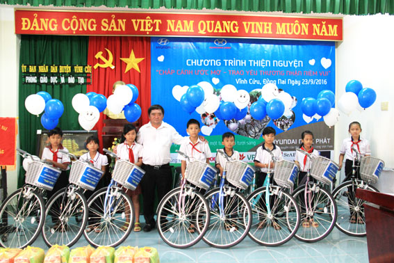 Đại diện Công ty TNHH ôtô Hyundai Ngọc Phát tặng xe đạp cho các học sinh nghèo