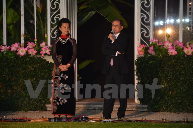 Bà Anoa và Đại sứ Nguyễn Ngọc Sơn phát biểu khai mạc buổi lễ. (Ảnh: Bích Hà/Vietnam+)