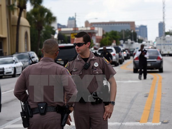 Cảnh sát Mỹ tuần tra tại khu vực gần hiện trường một vụ xả súng. (Ảnh: THX/TTXVN)