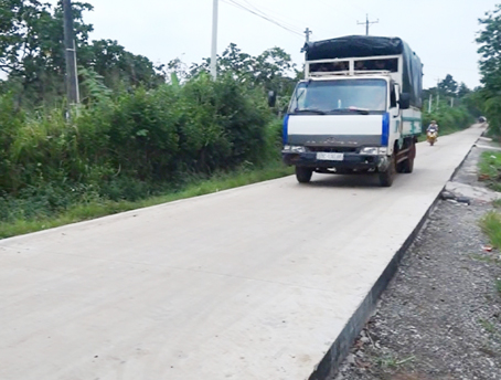Xe ô tô tải chạy vào tuyến đường nối xã Sông Nhạn đi xã Lộ 25.