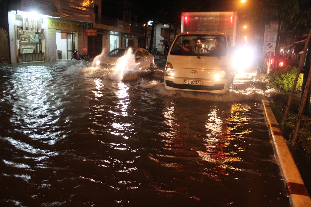 Nhiều phường tiện trên đường Nguyễn Ái Quốc đoạn qua phường Tân Phong đã phải bơi trong nước sau cơn mưa chiều 27-9.