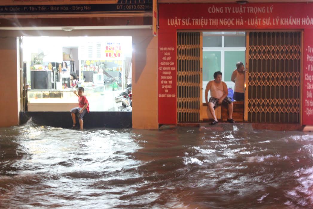 Một số hộ dân phường Tân Tiến đã phải chắn cữa để ngăn nước tràn vào nhà
