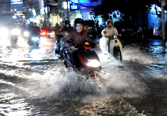 Mưa lớn kéo dài gây ngập và kẹt xe nhiều tuyến đường ở Thành phố Hồ Chí Minh. (Ảnh: An Hiếu/TTXVN)