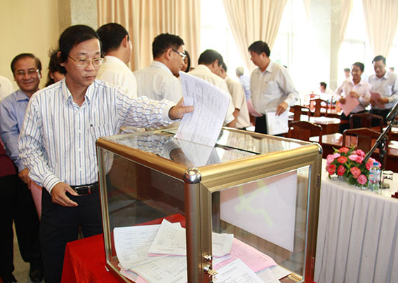 Đồng chí Nguyễn Phú Cường, Bí thư Tinh ủy và các đồng chí cán bộ chủ chốt bỏ phiếu giới thiệu nguồn quy hoạch Ban chấp hành, Ban TVTU và các chức danh chủ chốt của tỉnh, nhiệm kỳ 2020-2025