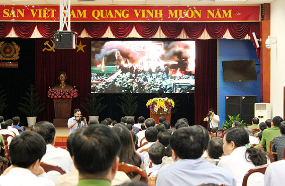 Các đại biểu tham gia hội nghị xem phim tư liệu về các vụ khủng bố tại hội trường Công an tỉnh.