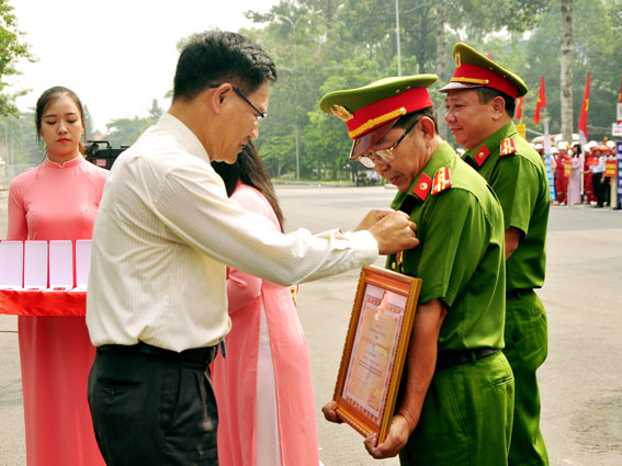 Ủy viên TVTU, Phó chủ tịch UBND tỉnh Trần Văn Vĩnh trao huy chương Vì an ninh Tổ quốc cho các cá nhân
