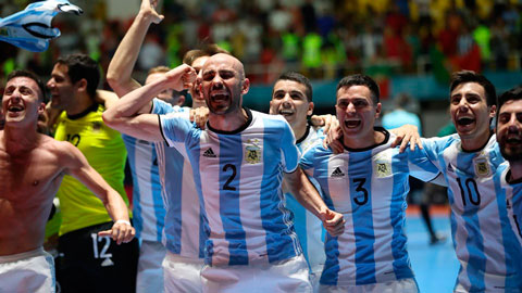 Argentina tranh chung kết với Nga