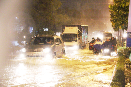 Mưa lớn gây ngập đường, khiến các phương tiện di chuyển khó khăn trên đường Đồng Khởi (TP.Biên Hòa). Ảnh: T.Hải