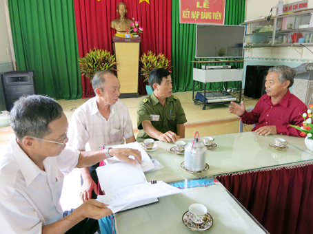 Cựu chiến binh Nguyễn Tường Thụ (ngoài cùng bên phải) trao đổi với các hội viên cựu chiến binh và Chi bộ khu Bàu Cá về công tác thường kỳ của khu Bàu Cá và Chi hội Cựu chiến binh.