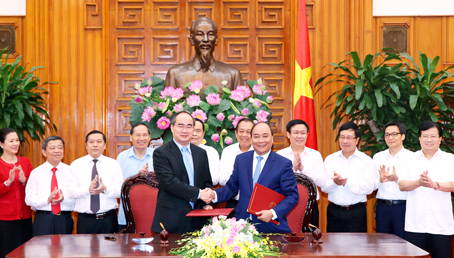 Thủ tướng Chính phủ Nguyễn Xuân Phúc và Chủ tịch Ủy ban Trung ương MTTQ Việt Nam Nguyễn Thiện Nhân ký nghị quyết liên tịch.