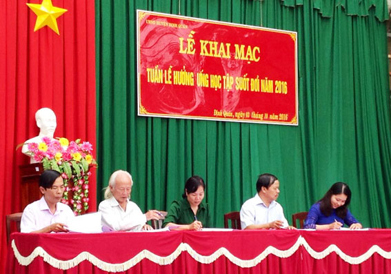 Các đơn vị liên quan của huyện Định Quán tham gia ký kết hưởng ứng Tuần lễ học tập suốt đời tại Trường THCS Phú Lợi (xã Phú Lợi). (ảnh: CTV).