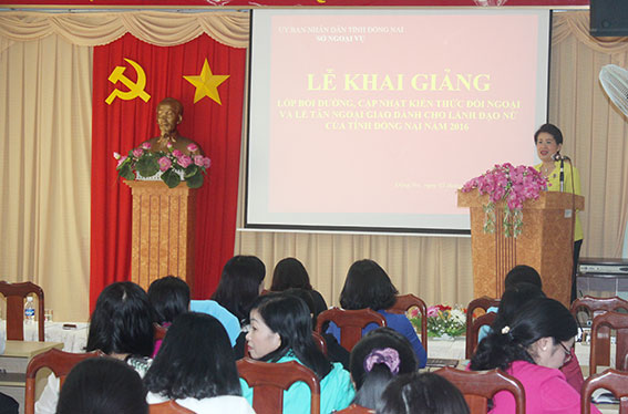  Đồng chí Phan Thị Mỹ Thanh, Phó bí thư Tỉnh ủy phát biểu tại lễ khai giảng lớp bồi dưỡng