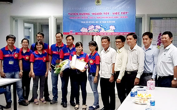Đại diện Liên đoàn lao động TP.Hồ Chí Minh trao thưởng cho chị Hà Thị Bảy. (Ảnh: Đình Du)