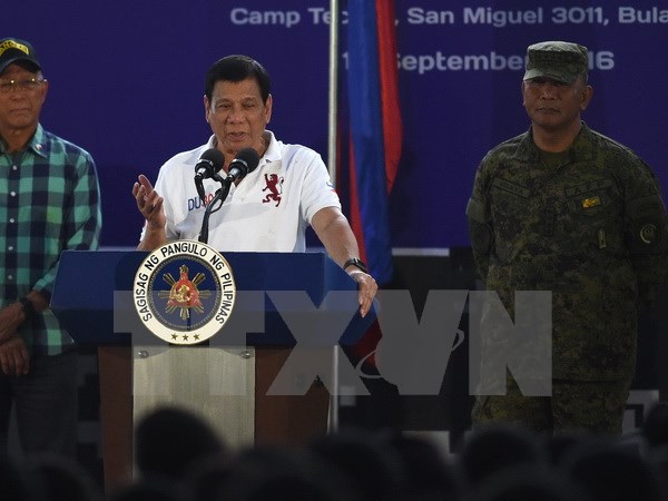 Tổng thống Philippine Rodrigo Duterte (giữa) và Bộ trưởng Quốc phòng Delfin Lorenzana (trái) trong cuộc họp tại căn cứ quân sự thị trấn San Miguel, tỉnh Bulacan, phía bắc Manila ngày 15/9. (Nguồn: AFP/TTXVN)