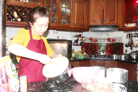 Chị Huỳnh Ngọc Bích (phường Thống Nhất, TP.Biên Hòa) làm bánh bông lan tại nhà trong ngày thứ bảy. Ảnh: N.SƠN