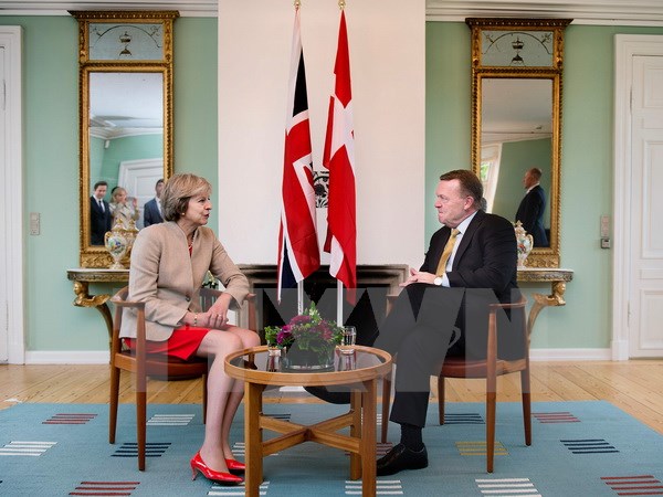 Thủ tướng Đan Mạch Lars Loekke Rasmussen (phải) và Thủ tướng Anh Theresa May (trái). :AFP/TTXVN)