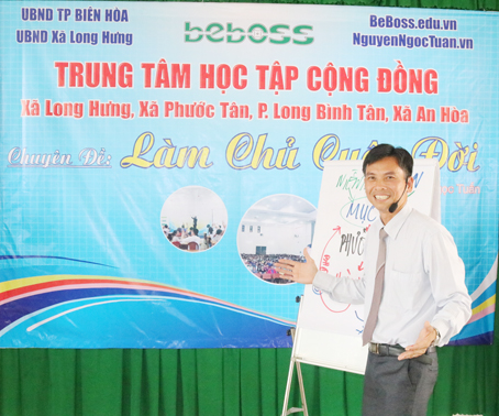 Ông Nguyễn Ngọc Tuấn chia sẻ kinh nghiệm khởi nghiệp cho thanh niên các xã, phường.