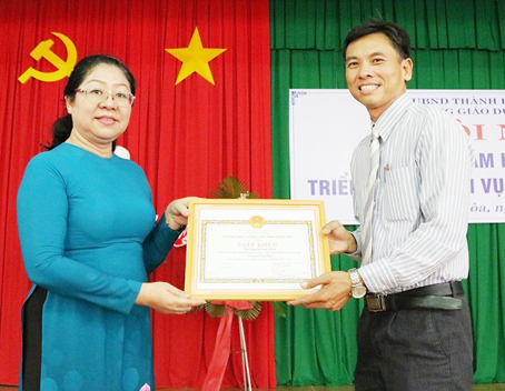 Ông Nguyễn Ngọc Tuấn được lãnh đạo Sở GD-ĐT  khen thưởng về đóng góp cho phong trào học tập cộng đồng.
