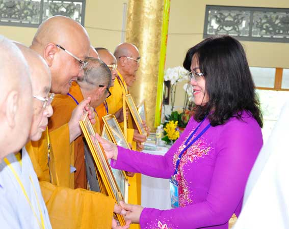 Đồng chí Nguyễn Hòa Hiệp, Phó chủ tịch UBND tỉnh, trao bằng khen của UBND tỉnh cho các chức sắc, tăng ni có thành tích trong công tác Phật sự trong những năm qua.
