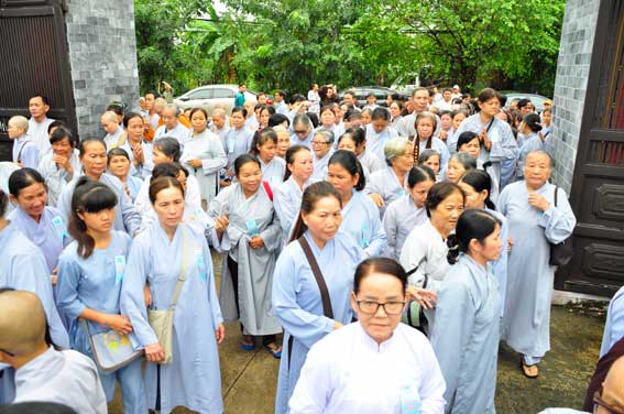 Hàng ngàn Phật tử đến tham dự buổi lễ kỷ niệm .
