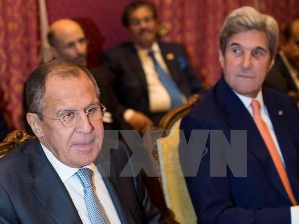 Ngoại trưởng Nga Sergei Lavrov (trái) và người đồng nhiệm Mỹ John Kerry tại cuộc họp ở Lausanne ngày 15/10. (Ảnh: AFP/TTXVN)