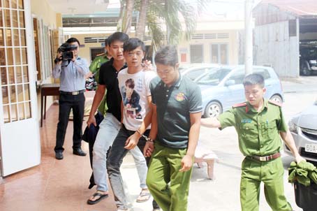 Hai đối tượng giả công an để cướp giật tài sản bị Công an TP.Biên Hòa bắt giữ.
