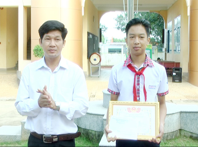 Em Nguyễn Hữu Thịnh cũng nhận được giấy khen của UBND huyện Xuân Lộc.