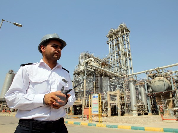 Nhân viên làm việc tại cơ sở hóa dầu Mahshahr ở tỉnh Khuzestan, tây nam Iran ngày 28/9/2011. (Ảnh: EPA/TTXVN)