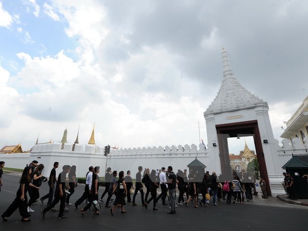 Người dân Thái Lan đến viếng Nhà vua Bhumibol Adulyadej tại Hoàng cung ở thủ đô Bangkok ngày 15/10. (Nguồn: THX/TTXVN)