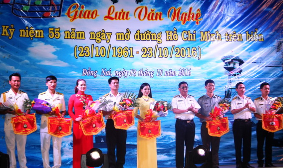 Chuẩn Đô đốc Nguyễn Phong Cảnh, Bí Thư đảng ủy, Chính ủy Vùng 2 Hải quân (thứ 5 từ phải sang) tặng hoa cho các đội văn nghệ xung kích trong buổi giao lưu