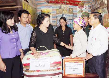 Chủ tịch Quốc hội Nguyễn Thị Kim Ngân thăm hỏi, tặng quà gia đình giáo dân Giáo xứ Trị Bản, huyện Hương Khê, tỉnh Hà Tĩnh. 