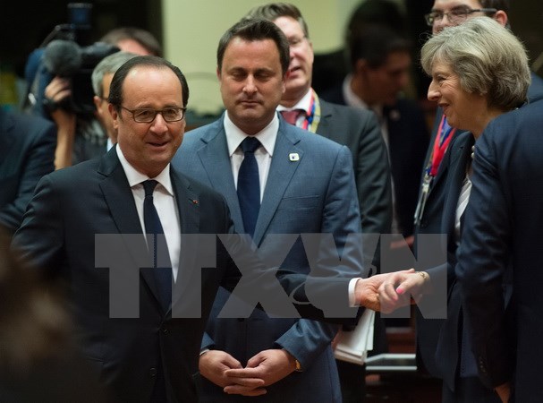 Tổng thống Pháp Francois Hollande (trái) và Thủ tướng Anh Theresa May (phải) tại Hội nghị. (Nguồn: AFP/TTXVN)