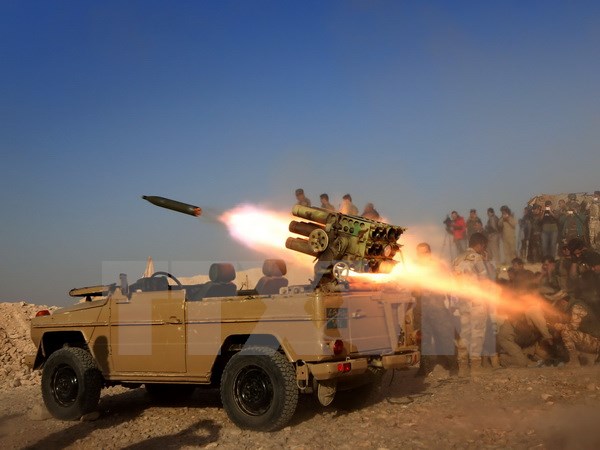 Lực lượng Peshmerga bắn tên lửa từ làng Sheikh Ali gần thị trấn Bashiqa, cách Mosul 25km về phía đông bắc nhằm vào các mục tiêu của IS, ngày 20/10. (Nguồn: AFP/TTXVN)