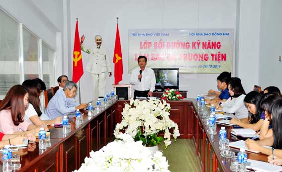 Chủ tịch Hội Nhà báo Đồng Nai Nguyễn Tôn Hoàn, phát biểu khai giảng lớp học. ảnh V.C
