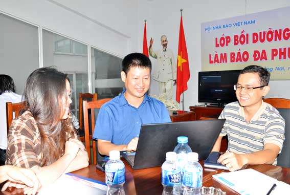 Giảng viên Nguyễn Ngọc Hưng, Biên tập viên Báo Quân đội Nhân dân chia sẻ các kiến thức về làm báo đa phương tiện các nhà báo tham gia lớp học.