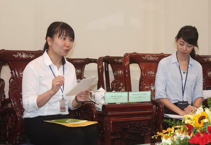 Tình nguyện viên Nagano Asaka (bìa trái) tự giới thiệu về mình bằng tiếng Việt tại buổi gặp gỡ