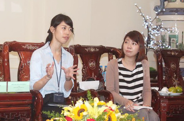 Bà Minagawa Mamiko, Cố vẫn cao cấp chương trình tình nguyện viên Nhật Bản (giữa) trao đổi thêm về các chương trình của Cơ quan hợp tác quốc tế Nhật Bản