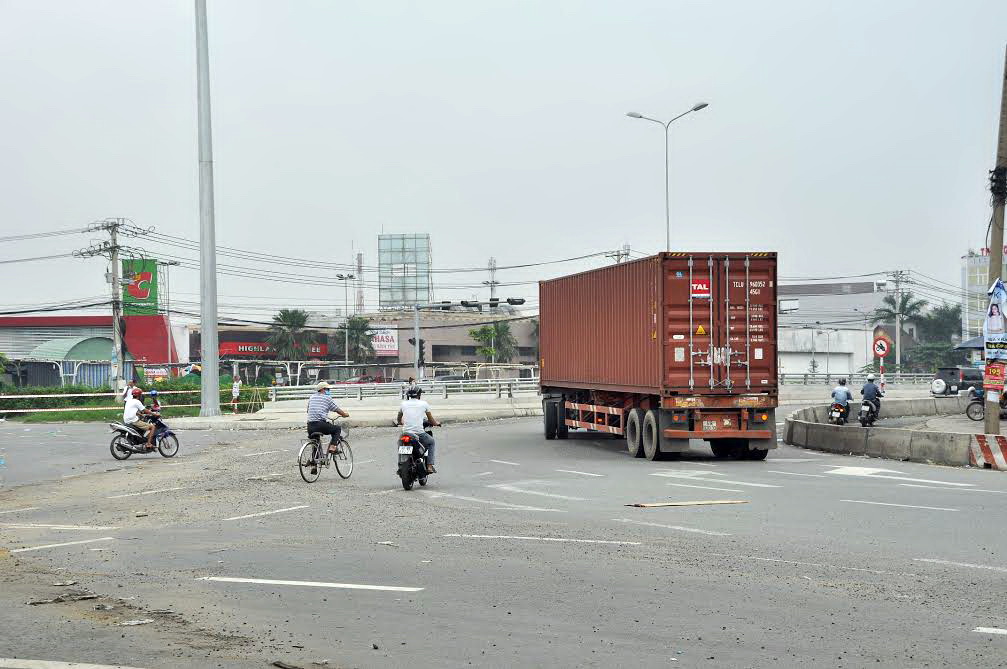 Xe máy hướng từ Khu công nghiệp Biên Hòa 1 đi chung vào làn ô tô hướng từ TP.Hồ Chí Minh về quốc lộ 51
