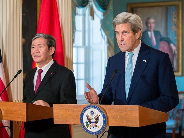 Ngoại trưởng Mỹ John Kerry và Ủy viên Bộ Chính trị, Thường trực Ban Bí thư Đinh Thế Huynh. (Nguồn: U.S. Department of State)