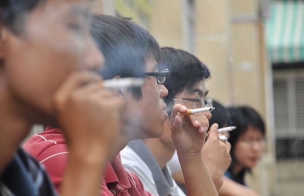 Hút thuốc lá nơi công cộng nhưng hầu như  không bị xử phạt (ảnh internet)