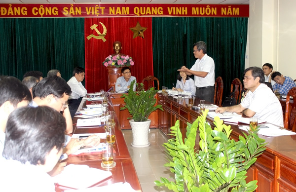 Lãnh đạo UBND huyện Nhơn Trạch đề xuất ý kiến tại cuộc họp